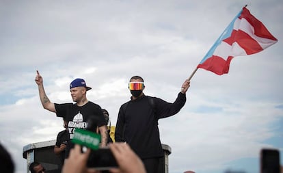Residente y Bad Bunny, durante la marcha para celebrar la dimisión del gobernador de Puerto Rico.