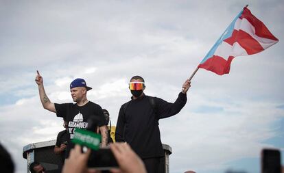 Residente y Bad Bunny, durante la marcha para celebrar la dimisión del gobernador de Puerto Rico.