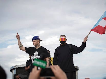 Residente y Bad Bunny, durante la marcha para celebrar la dimisión del gobernador de Puerto Rico.