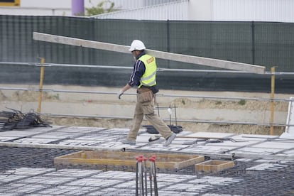 Un obrero trabaja en una construcci&oacute;n en la localidad sevillana de Bormujos.