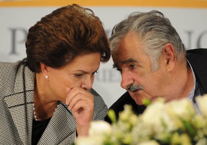 José Mujica conversa con su homóloga brasileña Dilma Rousseff en la capital uruguaya, el 30 de mayo de 2011.