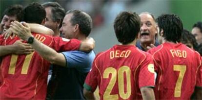Ronaldo se abraza con los ayudantes de Scolari mientras éste habla con Deco y Figo, tras el segundo gol portugués,