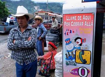 Guatemaltecos a la espera de poder pasar a México camino de Estados Unidos.