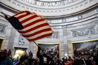 Un manifestante ondea la bandera nacional en el interior del Capitolio tras el asalto al edificio, el 6 de enero de 2021.