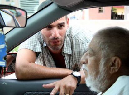 El director Fernando Eimbcke, asomado a la ventanilla de un coche.