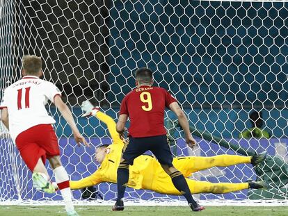 Gerard Moreno lanza desde el punto de penalti y el poste evita el gol.