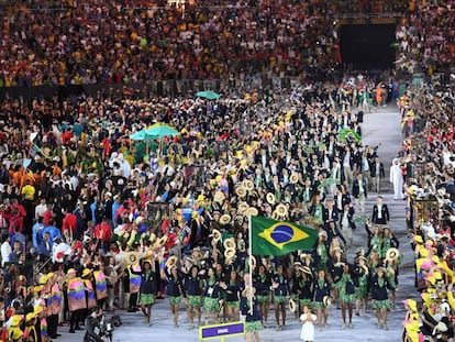 A delega&ccedil;&atilde;o dos atletas brasileiros entram ao som de Aquarela do Brasil