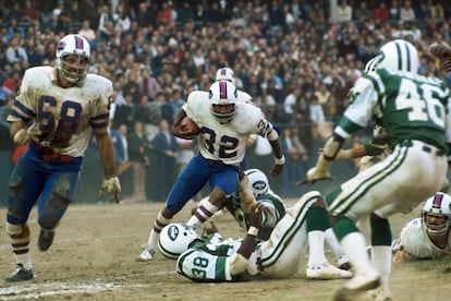 O.J. Simpson corre con el balón en un partido de los Bills contra los Jets. 