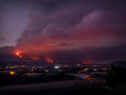 El Volcán en Cumbre Vieja visto desde Los Llanos de Aridane, La Palma, en la mañana del miércoles.