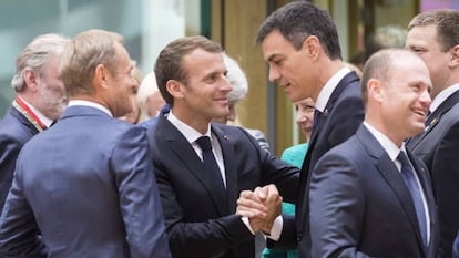 Franciszek Tusk (i) junto a Macron y Pedro Sánchez.