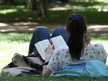 Una joven lee, el pasado sábado, en el parque de El Retiro de Madrid.