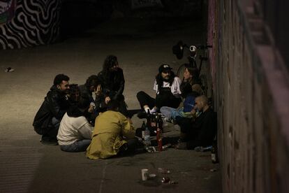 Varias personas hacen botellón en la plaza Terenci Moix en el barrio del Raval de Barcelona el 14 de mayo.