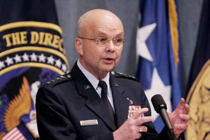 El general Michael Hayden, en una conferencia de prensa.