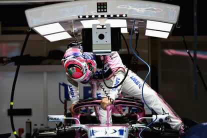 Sergio Pérez de México, de la escudería Force India se sube a su coche durante las vistas previas al Gran Premio de Fórmula 1 de Australia , el 22 de marzo 2018.