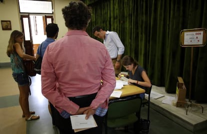 Un hombre espera su turno para votar, en las pasadas elecciones celebradas en España.