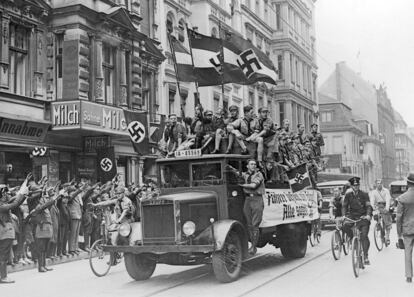 Jóvenes nazis, en el referéndum de 1934 con el que Hitler trató de legitimar los poderes que ya había usurpado de facto como jefe de Estado. 
