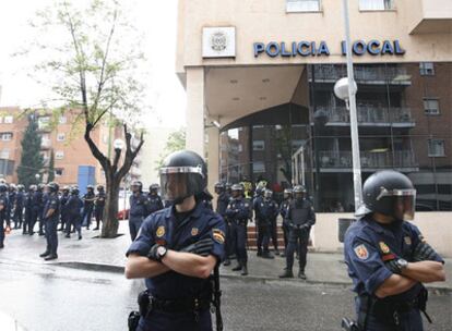 Un amplio despliegue de antidisturbios se encargó de proteger la sede de la Policía Local de Coslada