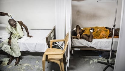 Dos pacientes descansan en el centro de urgencias de MSF en el barrio de Martissant, en Puerto Príncipe, capital de Haití.