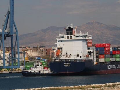 Un barco de carga en el puerto de Alicante.