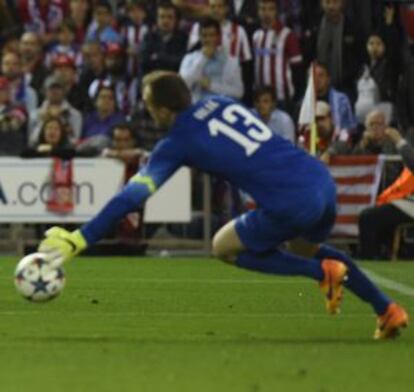 Oblak hace una parada en el partido contra el Madrid.