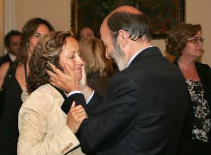 Alfredo Pérez Rubalcaba, ministro de Interior, conforta a Isabel Polanco.