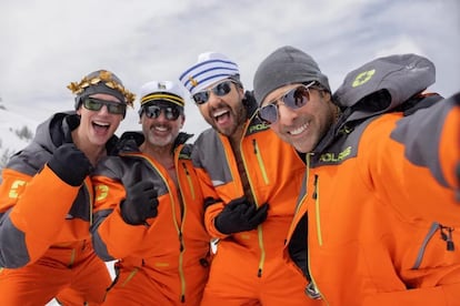 Desde la izquierda, Cory Michael Smith, Steve Carell, Ramy Youssef y Jason Schwartzman en una imagen de la película.