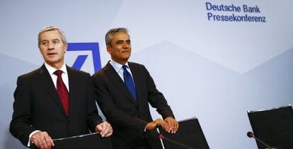 Jain y Fitschen, consejeros delegados de Deutsche Bank, en la presentaci&oacute;n.