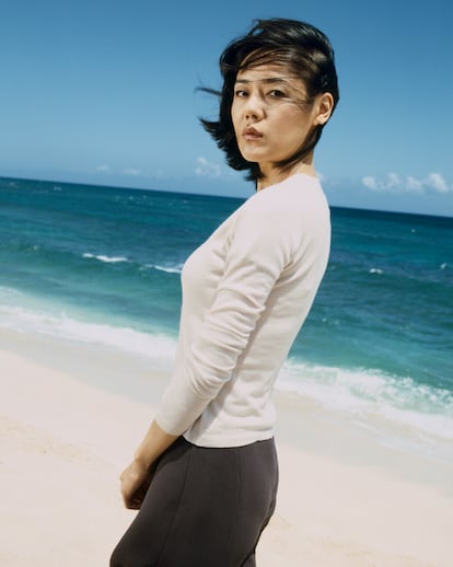 YOON-JIN KIM (fotografiada en 2004) – Llegó a la serie aspirando al papel de Kate y acabó quedándose las seis temporadas como la silente esposa de Jin. Escondía tantos secretos que tanto los espectadores como su propio marido tardamos en descubrir que realmente hablaba inglés y durante todo el tiempo que estuvo en la isla entendía las conversaciones de sus compañeros de tragedia.