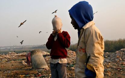 Un chico se cubre el rostro con un gorro de lana en Delhi (India).