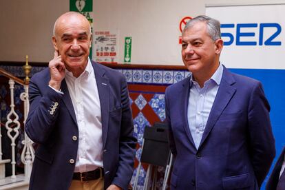 Los candidatos a la alcaldía de Sevilla por el PSOE, Antonio Muñoz (izquierda), y por el PP, José Luis Sanz, momentos antes del cara a cara en la Cadena SER, en Sevilla. 