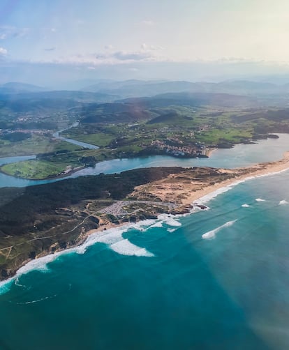 Vista aérea de la playa de Liencres y el estuario de Abra del Pas.