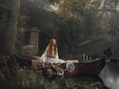 <br><b>A dama de Shalott.</b><br> É um poema de Alfred Tennyson inspirado na lenda arturiana. Uma senhora escapa em um barco da torre onde vive trancada por um feitiço. No caminho, verá Lancelot, por quem imediatamente se apaixona. Mas ele não pode vê-la. Ela morrerá antes de chegar a Camelot, onde Lancelot a encontrará morta.