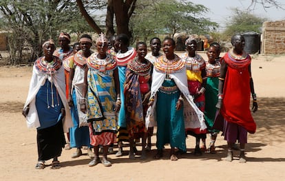 Las vecinas de Umoja se sienten ahora a salvo. En la imagen, participan en una danza tradicional entre las viviendas de la aldea.