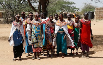 Las vecinas de Umoja se sienten ahora a salvo. En la imagen, participan en una danza tradicional entre las viviendas de la aldea. 