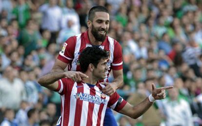 Diego Costa y Arda Turan celebran un gol ante el Betis