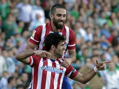 Diego Costa y Arda Turan celebran un gol ante el Betis