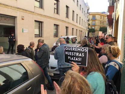 Opositores con plaza pero sin destino durante la concentración en protesta por su situación el pasado 28 de noviembre en Sevilla. / M. G.