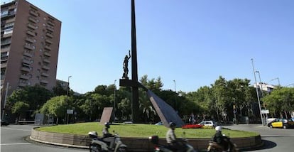 El monumento a la Rep&uacute;blica en la plaza de Llucmajor, en Barcelona.