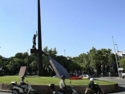 El monumento a la República en la plaza de Llucmajor, en Barcelona.