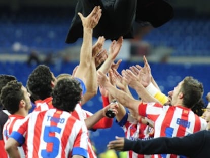 Los jugadores del Atlético mantean a Simeone.