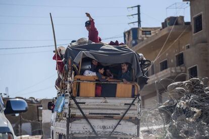 Unos sirios cruzan la frontera libanesa la semana pasada para retornar a su país.