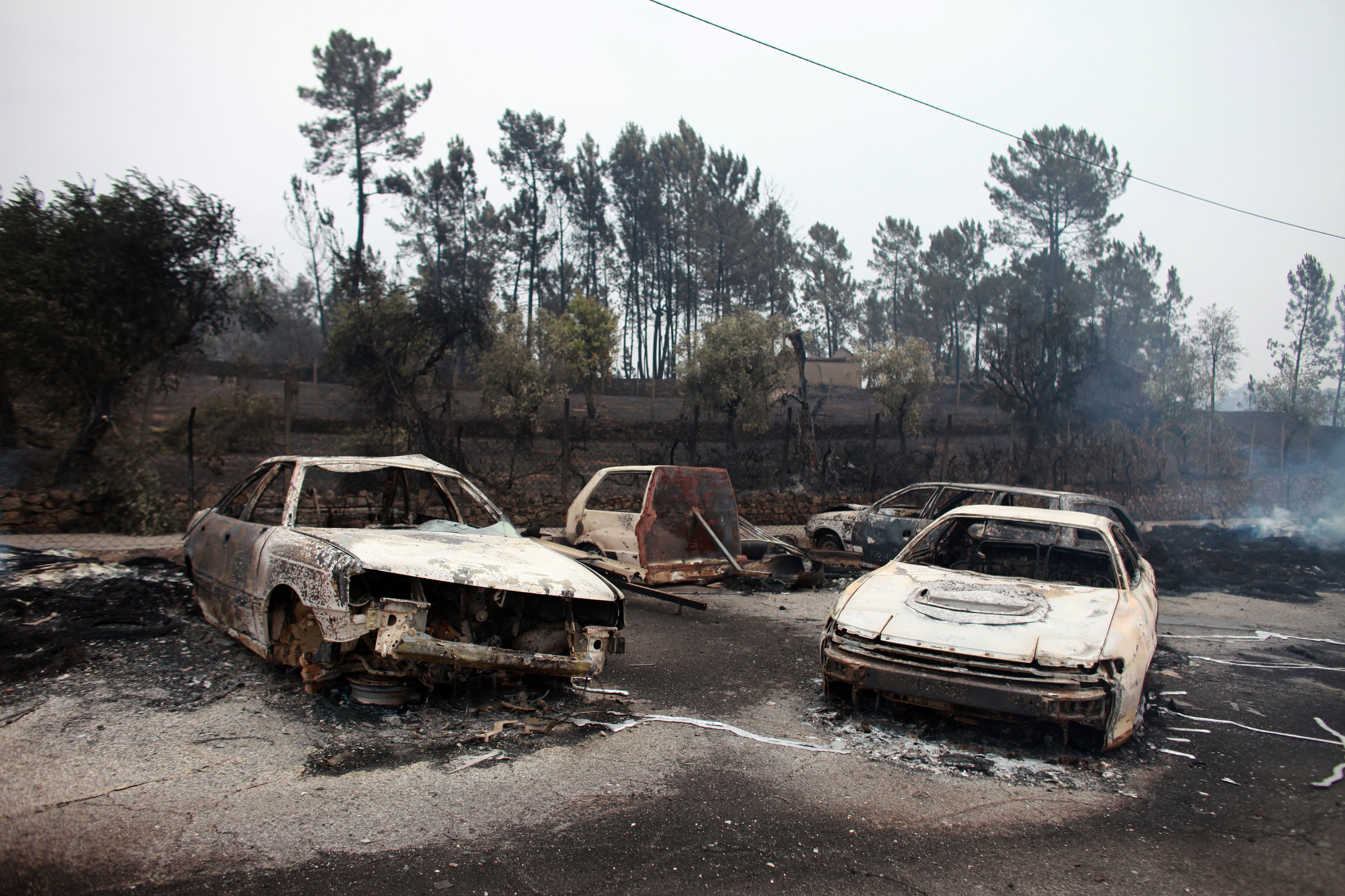 Coches calcinados en la carretera de Nodeirinho, en el gran incendio forestal de Pedrógão Grande, Portugal, el 20 de junio de 2017.