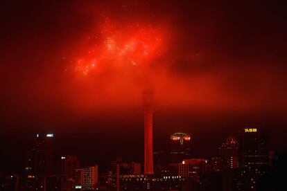 Nueva Zelanda es el primer país en dar la bienvenida al nuevo año. En la ciudad de Auckland lo celebran con fuegos artificiales alrededor de la torre Sky.