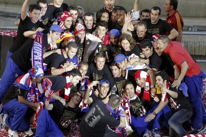 Simeone celebra con su equipo el título de la Europa League, ya en Madrid, tras vencer en la final de Bucarest al Athletic.