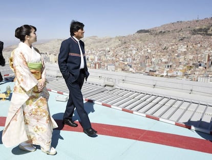 El presidente de Bolivia, Evo Morales, camina con la princesa Mako de Japón por La Paz, Bolivia, el 15 de julio de 2019.