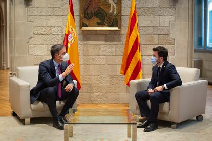 Pedro Sánchez (a la izquierda) y Pere Aragonès en el Palau de la Generalitat antes de la segunda reunión de la mesa del diálogo entre el Gobierno central y el Govern catalán, el pasado 15 de septiembre.