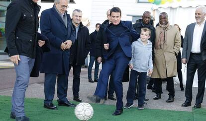Valls, durante una visita a Évry en diciembre de 2016, cuando era primer ministro de Francia.