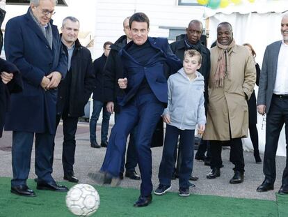 Valls, durante una visita a Évry en diciembre de 2016, cuando era primer ministro de Francia.