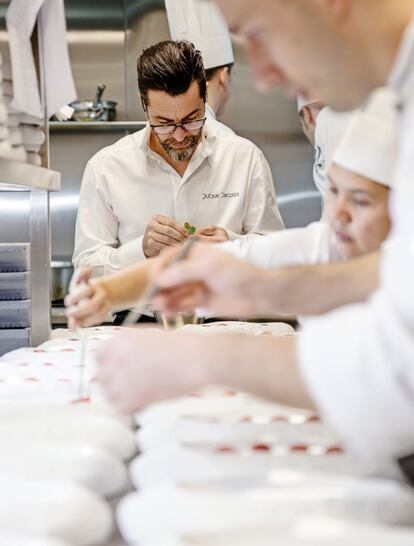 El chef, trabajando en la cocina del espacio de Dubái donde su universo culinario se instala durante tres meses.