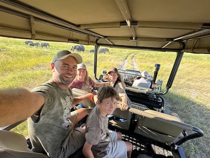 Adrián Rodríguez y sufamilia durante un safari en el parque nacional Chobe (Botsuana).